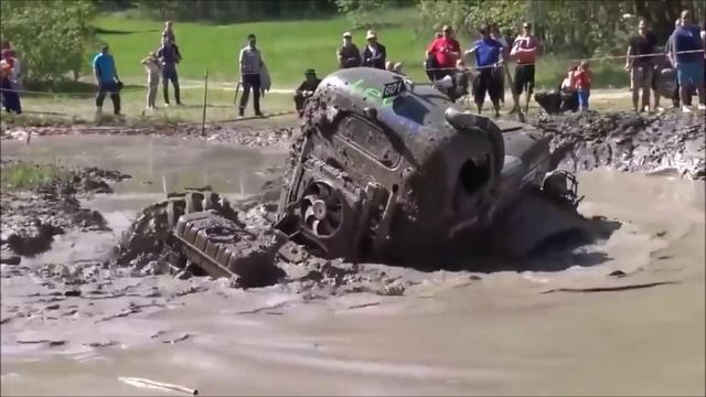 Гонки на грузовиках по лютому бездорожью. Много грязи!!! смотреть онлайн