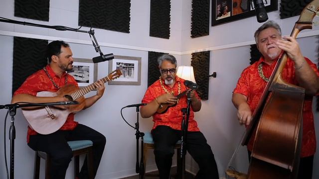 Vintage Ukulele "Hi'ilawe" with "1879 First Ukulele" Jose do Espirito Santo | Pa'ahana смотреть онлайн