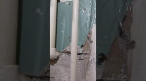 Как заделать большие дырки в стене