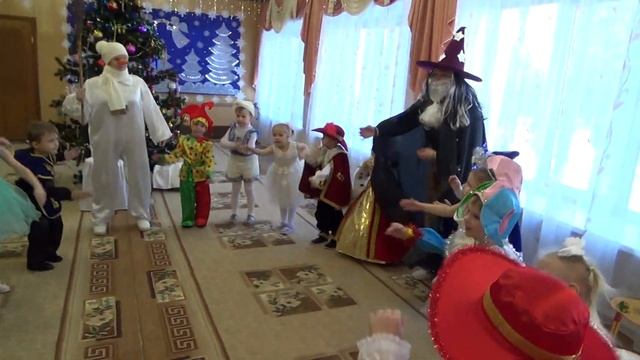 "Танец со снеговиком" исполняют дети средней группы №2 смотреть онлайн
