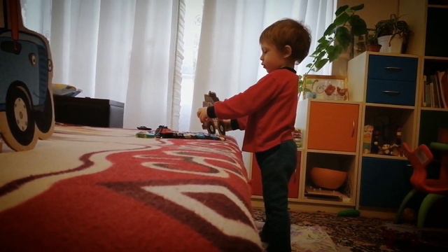 Мама сделала красивые машинки из картона. ИГРАЕМ! Mom made beautiful cars out of cardboard. PLAYING смотреть онлайн