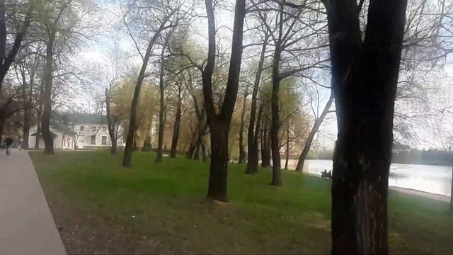 Прогулки по Москве. Прогулка по парку и вокруг усадьбы Белая Дача. Храм Виктора Воина. смотреть онлайн