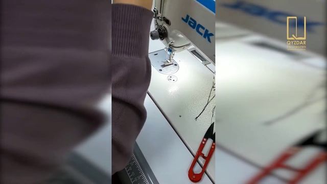 Как заправить нить в швейную машинку JACK JK-F 4 смотреть онлайн