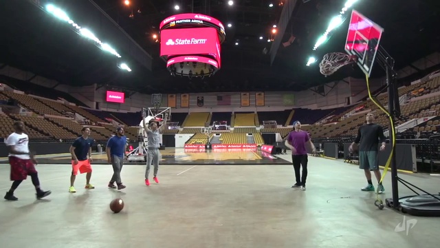 Невероятные броски звезды НБА Криса Пола и звезды НФЛ Аарона Роджерса смотреть онлайн