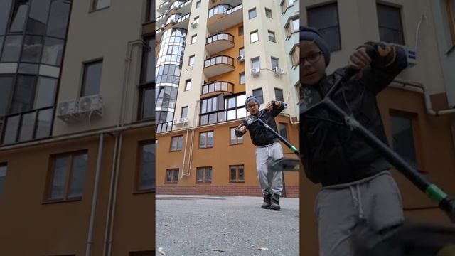 Показываю трюки на самокате смотреть онлайн