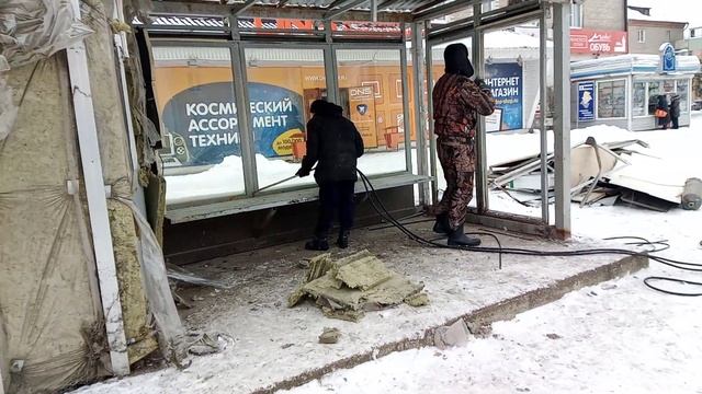 На площади Ефремова ломают остановку с "банкоматами" Сбербанка теперь налички не будет. смотреть онлайн