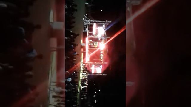 Пьяный человек на сцене смотреть онлайн