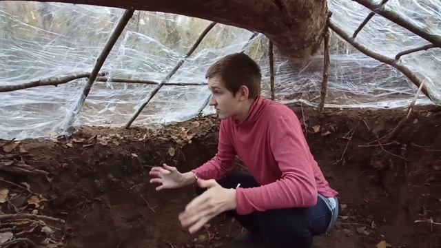 ЗЕМЛЯНКА В ЛЕСУ | ДЕЛАЮ ЗЕМЛЯНКУ ИЗ СТРЕЙЧ-ПЛЕНКИ | НАКРЫЛ КРЫШУ ЛИСТЬЯМИ | 2-Я ЧАСТЬ смотреть онлайн