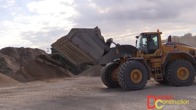 Volvo L250H Wheelloader Loading Volvo FH12 8x4 Truck смотреть онлайн