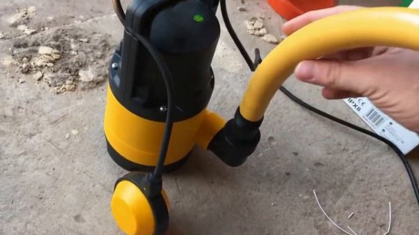 Откачка воды из гаража дренажным насосом.