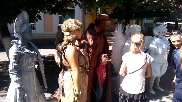 Живые статуи готовятся :) смотреть онлайн