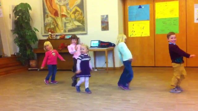 Николь танцует смотреть онлайн