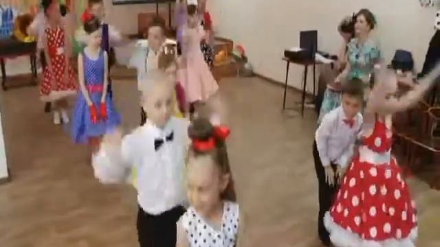 Танец на выпускном "Кружится планета". смотреть онлайн