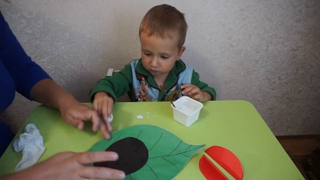 Тимурчик делает Божью Коровку Аппликация для детей из цветной бумаги Делаем с ребёнком Поделки Лето смотреть онлайн
