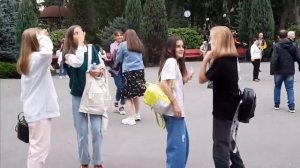 СПРЯЧЬ ЗА ВЫСОКИМ ЗАБОРОМ ДЕВЧОНКУ ВЕСЕЛЫЕ ТАНЦЫ В ПАРКЕ ГОРЬКОГО.