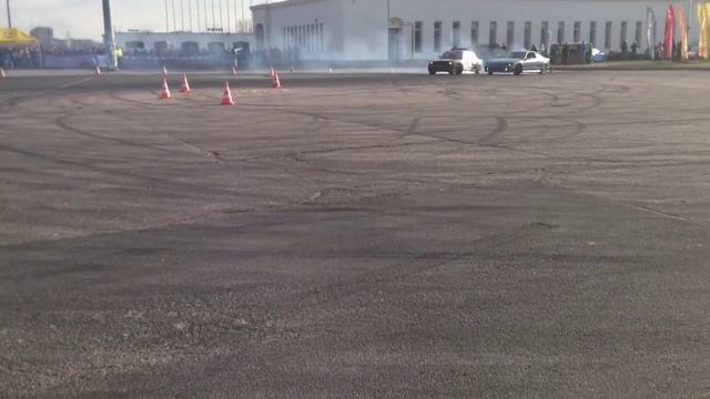 BMW vs Nissan Silvia S15 drift batle! смотреть онлайн