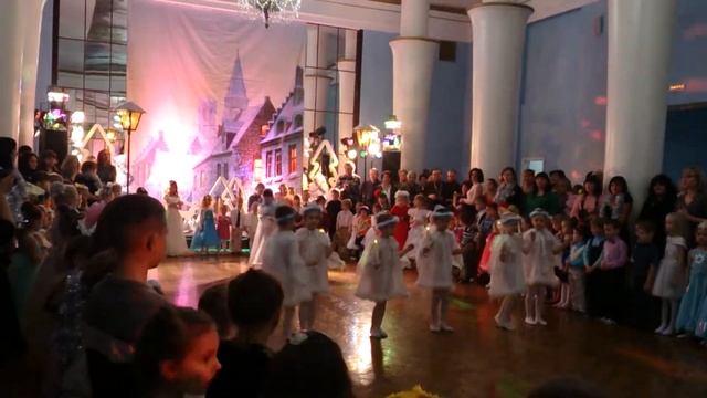 ТАНЕЦ "ВОСКОВЫЕ СВЕЧЕЧКИ" смотреть онлайн