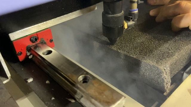 Лазерная резка ложементов из изолона толщиной 30 мм смотреть онлайн