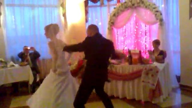 САМЫЙ ЛУЧШИЙ В МИРЕ ПЕРВЫЙ ТАНЕЦ ЖЕНИХА И НЕВЕСТЫ.mp4 смотреть онлайн