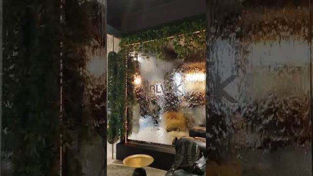 Водопад по зеркалу с логотипом смотреть онлайн