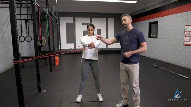 Standing Pallof Press Movement Demo смотреть онлайн