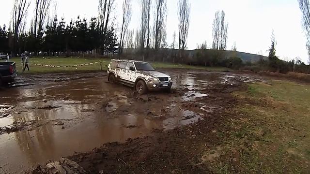 Mitsubishi Montero, 4x4 tirando barro. смотреть онлайн