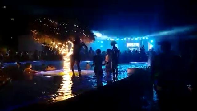 Aloft hotel Abu Dhabi Liquid Rain pool party - Summer Vacation. #Reviews смотреть онлайн