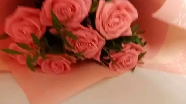 Букет из 7 розовых роз с зеленью смотреть онлайн
