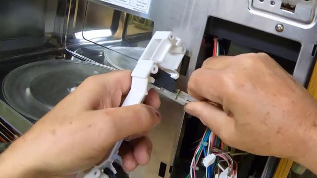 LG Microwave Repair Door Holder Assembly Replacement смотреть онлайн