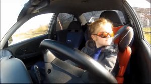Маленькая девочка за рулем Mitsubishi