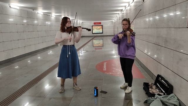 The Beatles - Yesterday - мелодию из песни Битлз сыграли девушки коллектива Экvivaлентность #metro смотреть онлайн