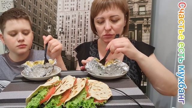 МУКБАНГ/КРОШКА КАРТОШКА, лепёшки ПИТА/Crumb potatoes, Pita #mukbang #семья #мукбанг #eating #питани смотреть онлайн
