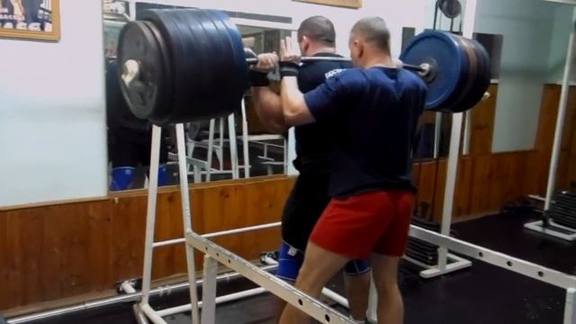 Александр Курак , приседания - 320 кг на 2 раза в наколенниках, подготовка к сезону продолжается. смотреть онлайн