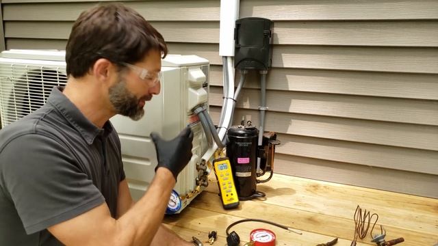 Checking the Refrigerant Charge on a Running R-410A Inverter MINI SPLIT Unit! смотреть онлайн
