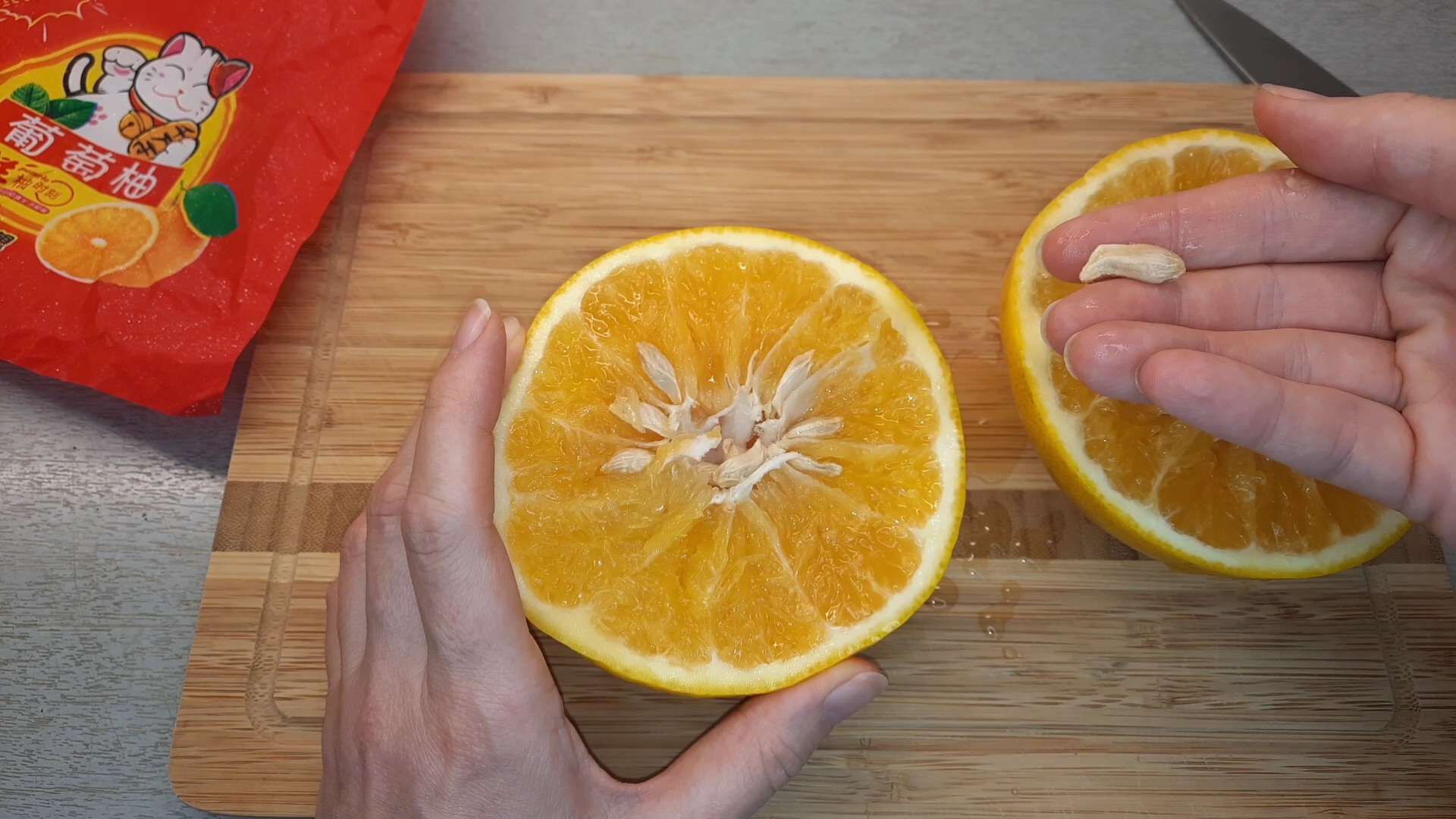 Новый вид фрукта. Дегустация. Помело или грейпфрут? Очень вкусный! Куча семян для подвоев!