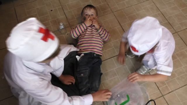 Дети играют в доктора, Доктор Настя делает укол смотреть онлайн