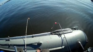 Рыбалка на корюшку с лодки у дамбы Финского залива