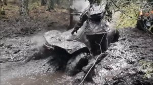 Безумные покатушки на квадроциклах по бездорожью.