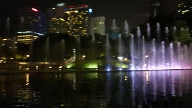 МАЛАЙЗИЯ!!! Поющие Фонтаны!! Петронас Билдинг!Lake Symphony Kuala Lumpur, Malaysia. смотреть онлайн