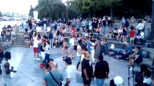 Танцующий Париж. Бесплатные танцы???? возле Сены. Сад Тино Росси/Jardin Tino Rossi. Danse gratuite. смотреть онлайн