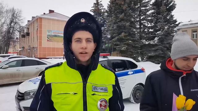 Прекрасную половину человечества с праздником поздравили и сотрудники ГИБДД. Азнакаево смотреть онлайн
