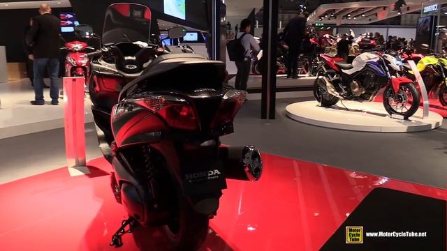 2016 Honda SW T600 Scooter - Walkaround - 2015 EICMA Milan смотреть онлайн