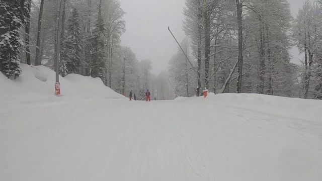 Снежное Видео с горнолыжного курорта Газпром - Альпика.
Все в снегу, снег мокрый, липнет, но красиво смотреть онлайн