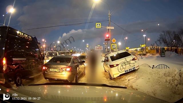 Таксист чуть не успел в Сургуте смотреть онлайн