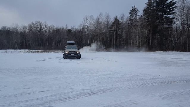 Дрифт на Honda CRVII , просто проверяю работу полного привода смотреть онлайн