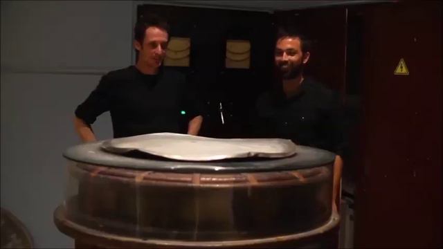 с озвучкой летающая пластина