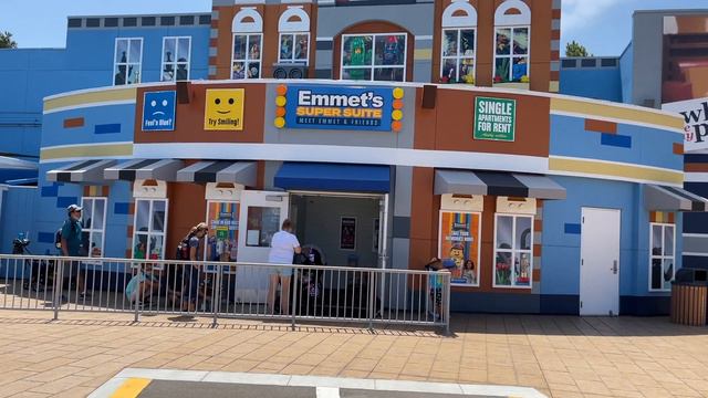 [TOUR] LEGO Movie World Tour | Rides, Food, and Play at LEGOLAND California 2021 смотреть онлайн