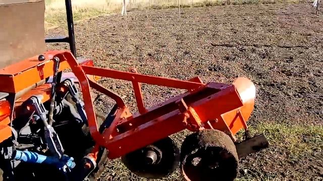 Вспашка самодельным плугом . смотреть онлайн
