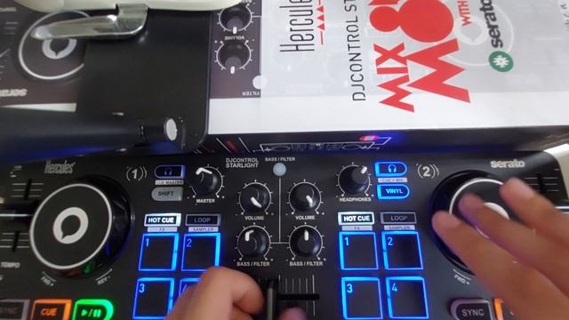 Scratching on the smallest DJControl Starlight смотреть онлайн