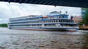 Теплоход "А. С. Пушкин"